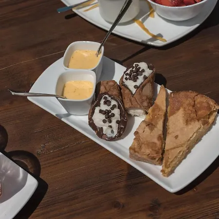 ゲストハウス Cala Cala Rooms,restaurant & Farm Experience 4*